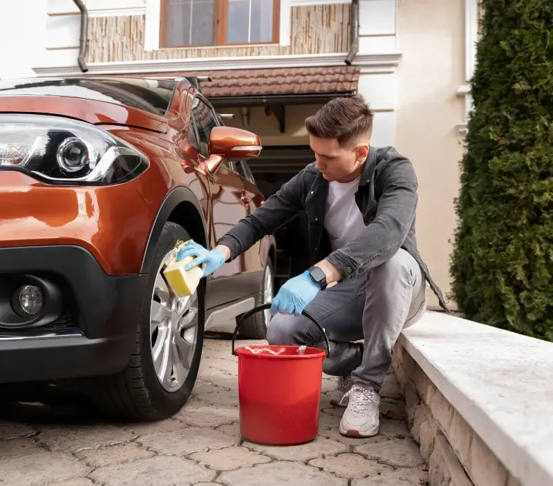 Lavage auto à domicile Mas-Cabardès : professionnel intervenant sur un véhicule